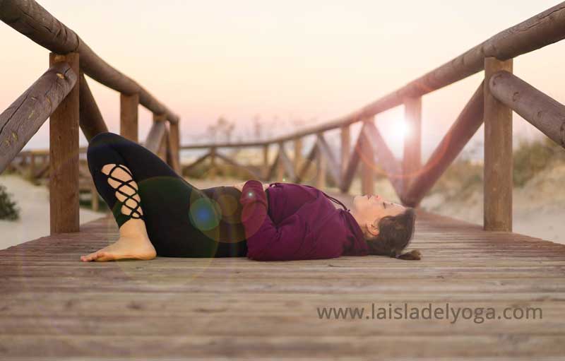 Yoga del sueño, yoga nidra, mujer durmiendo